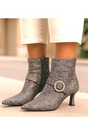 Alex Marie Marilyn Printed Pearl Buckle Ornament Dress Booties Silver NWOB 8.5